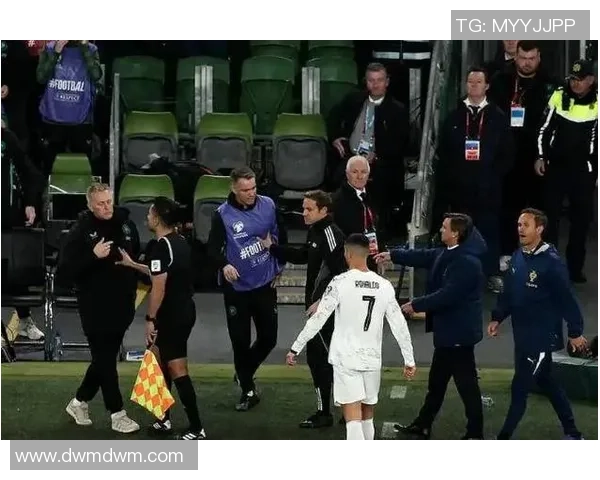 足球明星怒扔球迷手机引发热议球迷反应各异引发社交媒体讨论 足球明星怒扔球迷手机引发热议球迷反应各异引发社交媒体讨论